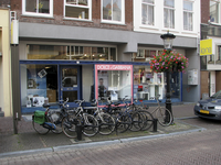 905451 Gezicht op de winkelpui van het pand Oudkerkhof 15 (contactlenzenspeciaalzaak Lens) te Utrecht.N.B. De pui is in ...